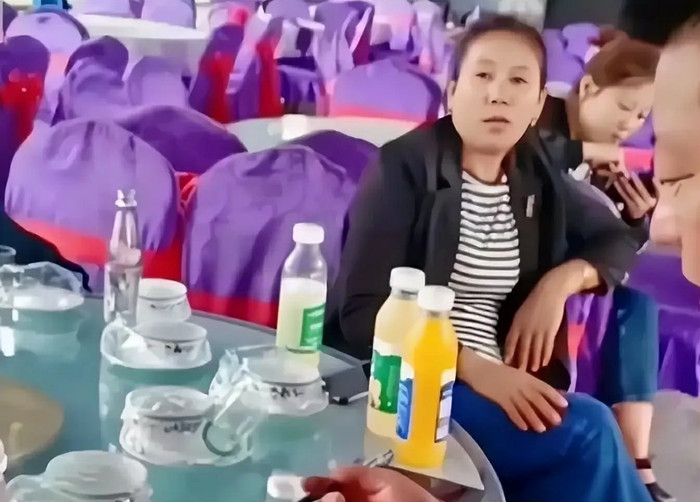 Đặt 34 bàn tiệc mừng con đỗ đại học, người cha 'chết lặng' vì chỉ có 1 khách đến dự Ảnh 2