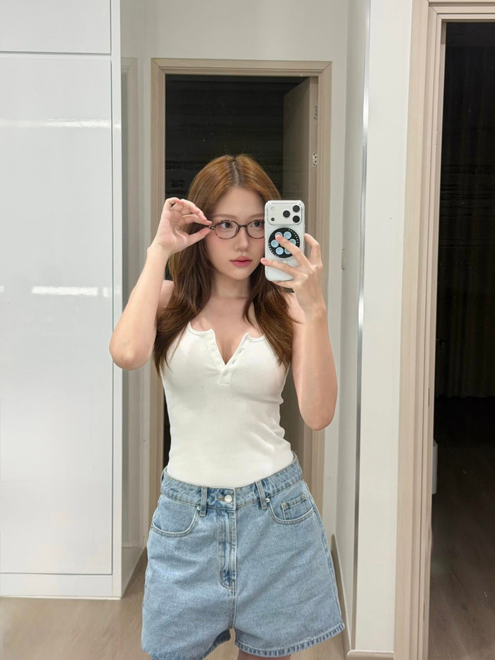 Em gái Trấn Thành theo đuổi hình ảnh gợi cảm.