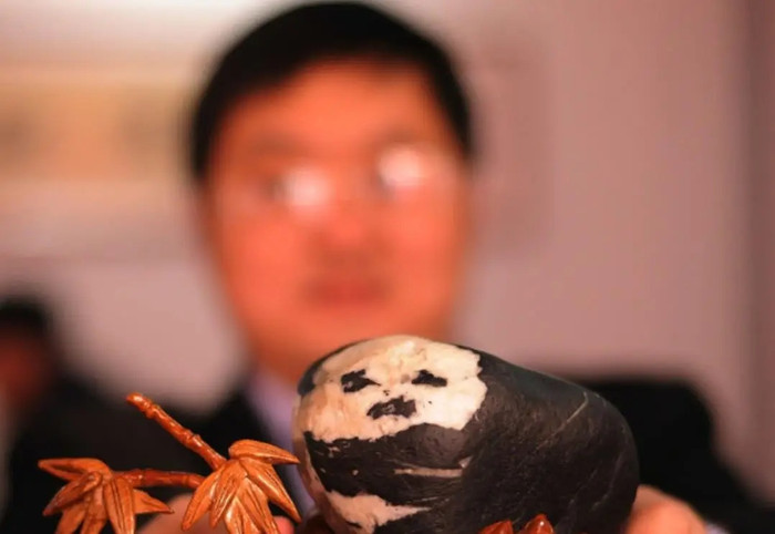 Đi biển cùng gia đình, người đàn ông nhặt được viên đá cực quý giá hơn 500 tỷ đồng Ảnh 3