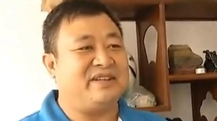 Đi biển cùng gia đình, người đàn ông nhặt được viên đá cực quý giá hơn 500 tỷ đồng Ảnh 1