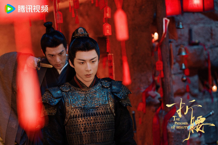 Lưu Vũ Ninh khoe chiều cao cực phẩm và khí chất vương giả trong bộ giáp nặng nề.