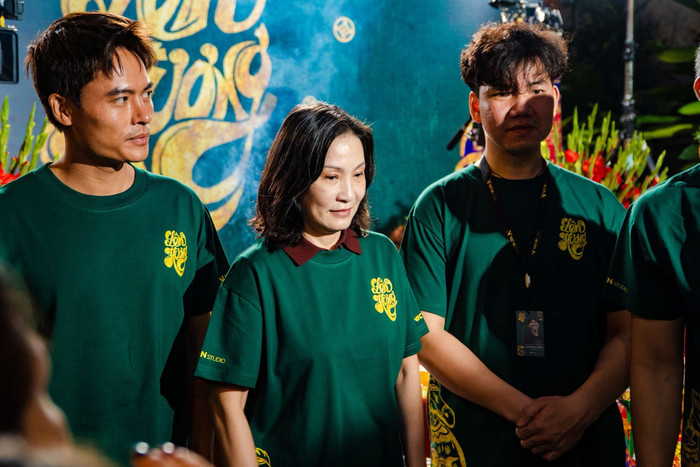 Hồng Đào cùng dàn cast tại buổi khai máy phim Lên Hương. - Ản: NSX