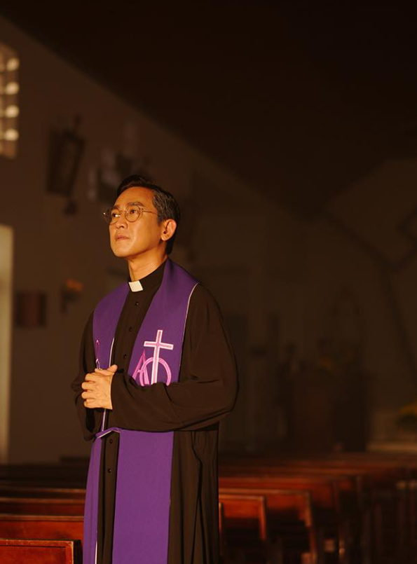 Trở lại sau 12 năm, nam diễn viên hóa thân thành Cha Lâm trong Hẹn Em Ngày Nhật Thực,&nbsp; một linh mục điềm đạm, nhân hậu và giàu chiều sâu nội tâm