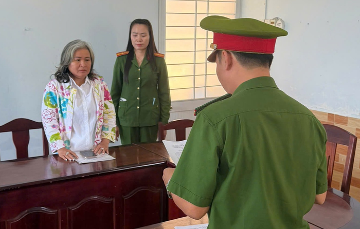 Cơ quan điều tra tống đạt quyết định và lệnh đối với Trần thị Bích Phượng.&nbsp;