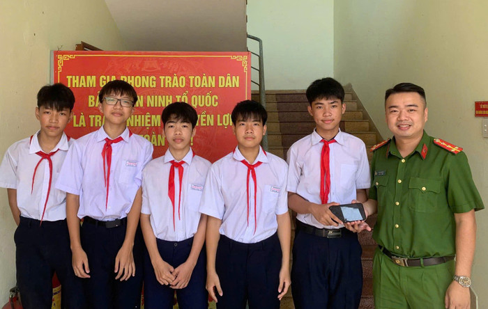 Hành động đẹp của 5 học sinh lớp 9 ở Đà Nẵng Ảnh 1