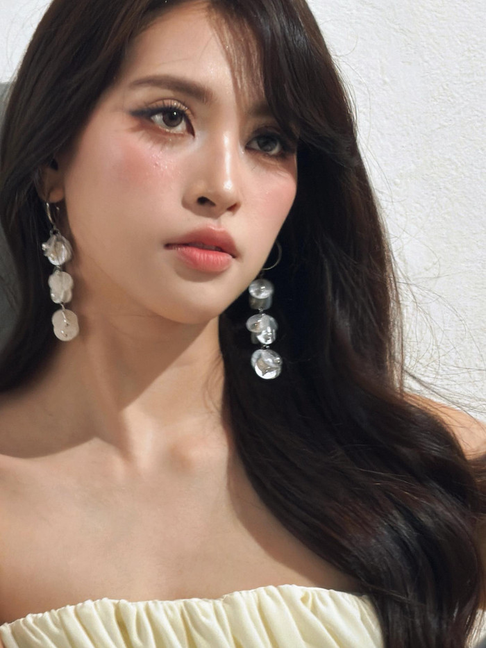 Tiểu Vy tự tin khoe cận visual xinh đẹp. Ảnh: FBNV