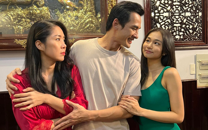 Ngân Hòa cho biết sự hỗ trợ của Lê Phương và Lương Thế Thành giúp cô tự tin hoàn thành vai phản diện đầu tiên trên màn ảnh nhỏ.