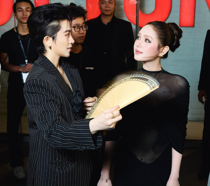 Gil Lê chủ động chăm sóc Xoài Non ở chốn đông người. Ảnh: FBNV