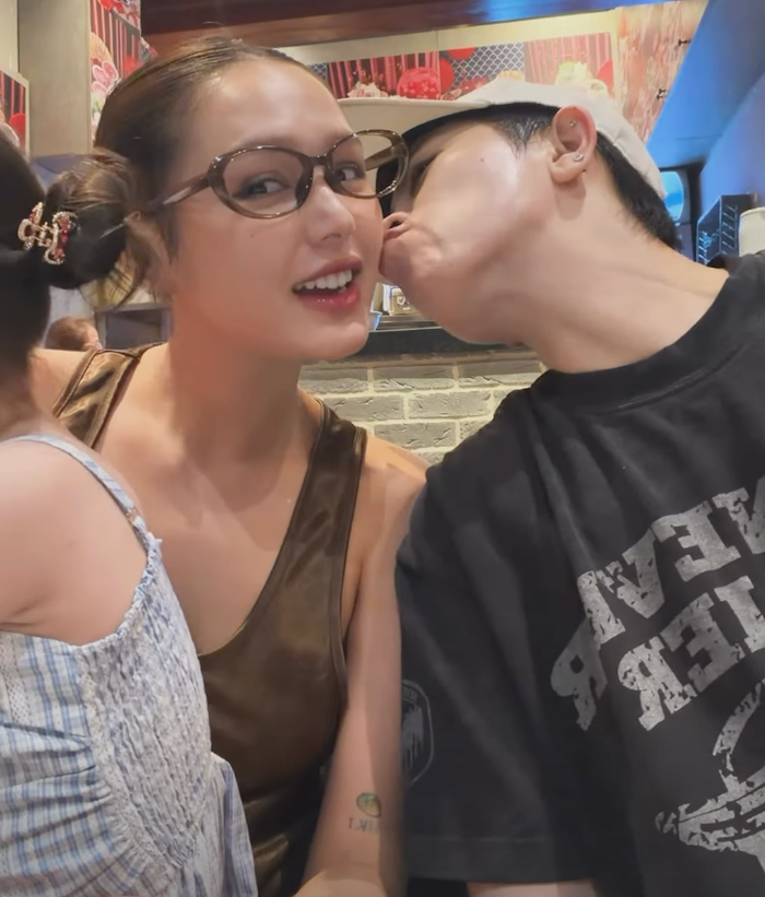 Xoài Non ngại ngùng khi được Gil Lê hôn má. Ảnh: IGNV