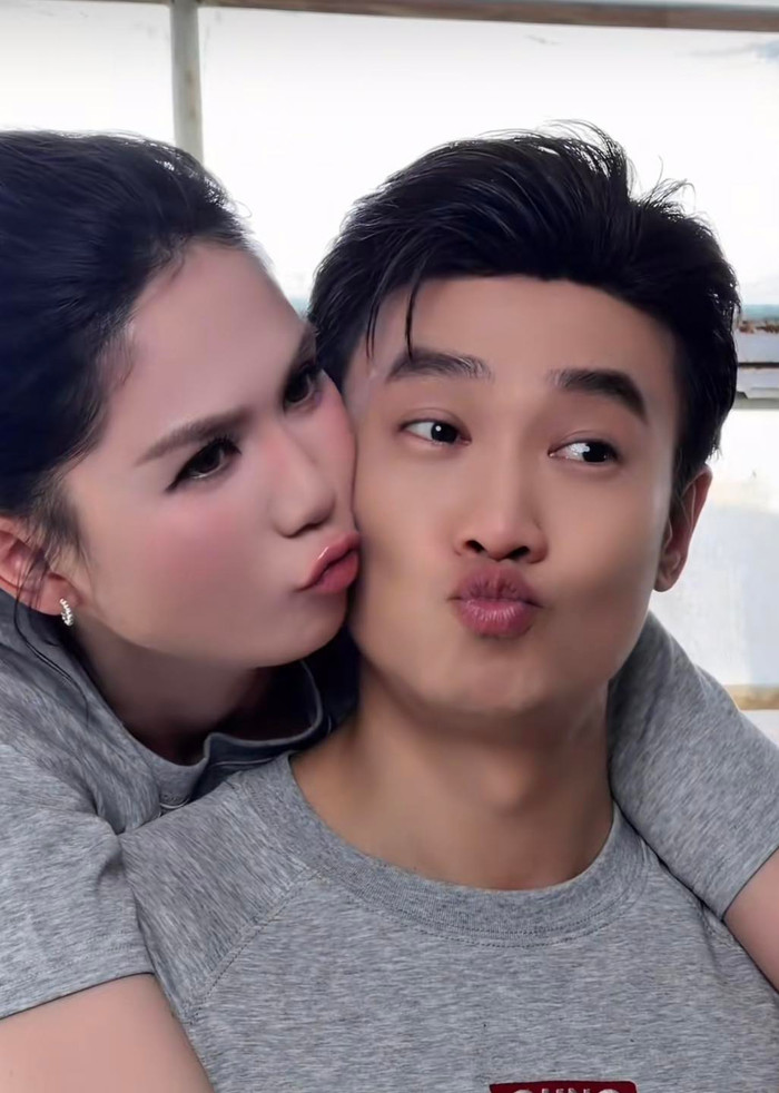 Ngọc Trinh và Quốc Trường thường xuyên tương tác thân mật, khiến nhiều khán giả cho rằng cả hai đang trong mối quan hệ tình cảm.