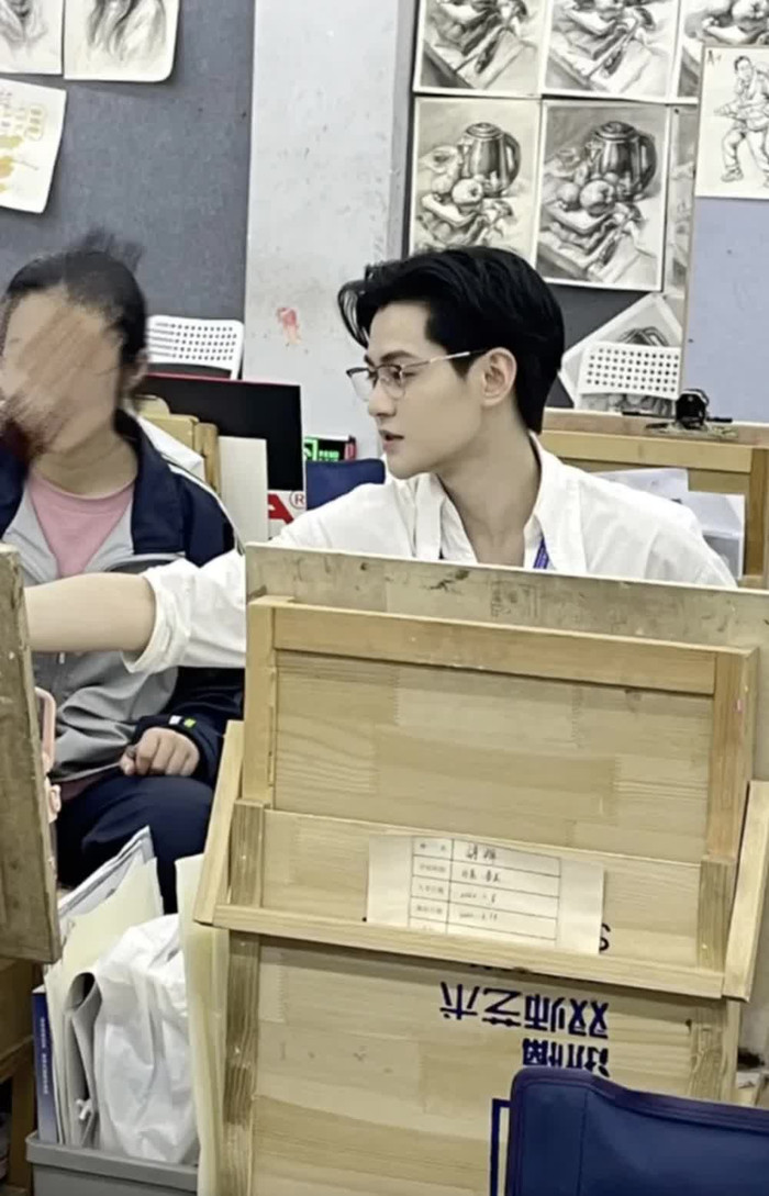 Thầy giáo xuất hiện như 'nam thần' ở mỗi buổi dạy, phụ huynh lại e ngại đến mức xin chuyển trường cho con Ảnh 3