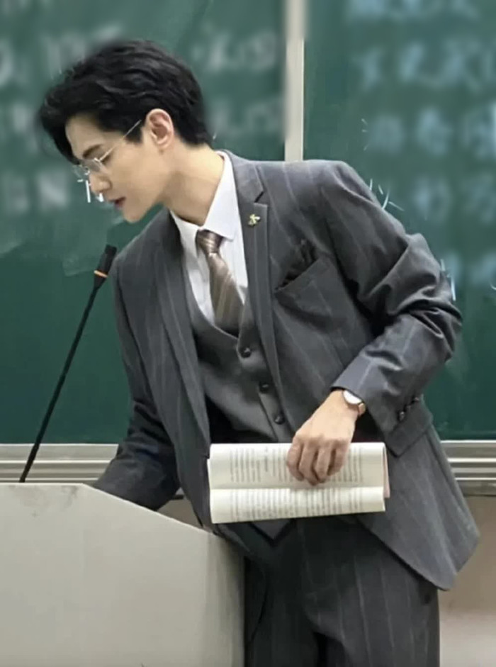 Thầy giáo xuất hiện như 'nam thần' ở mỗi buổi dạy, phụ huynh lại e ngại đến mức xin chuyển trường cho con Ảnh 1