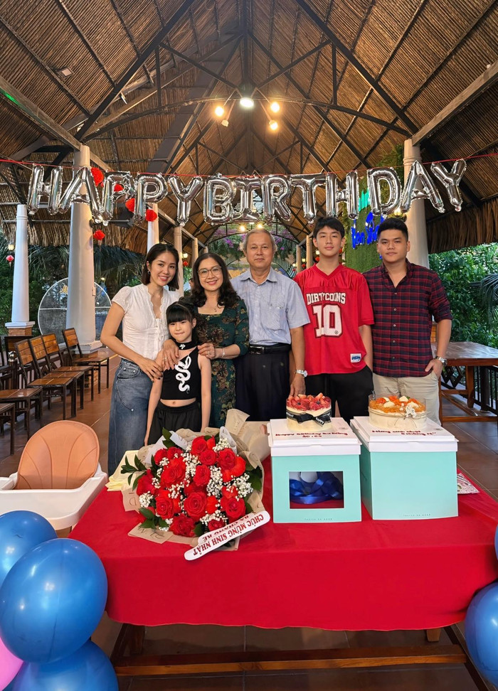 Gia đình Lê Phương đón lễ ở quê ngoại.