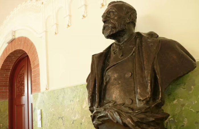 Bức tượng bán thân của Alfred Nobel được đặt tại Norwegian Nobel Institute – nơi công bố người đoạt Giải Nobel Hòa bình, ở Oslo, Na Uy, ngày 10/10/2025. Ảnh: REUTERS/Tom Little.