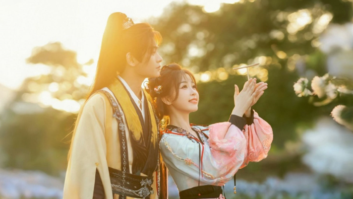 Chuyển thể từ tiểu thuyết nổi tiếng, Vĩnh Dạ Tinh Hà mang màu sắc hài hước, nhẹ nhàng. Nhân vật nữ xuyên không vào tiểu thuyết và phải 'cưa đổ' nam phụ nguy hiểm, tạo nên nhiều tình huống dở khóc dở cười. Sự ăn ý của cặp đôi chính là điểm cộng lớn.