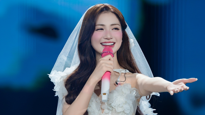 Có lẽ, điều khán giả đang mong đợi ở Hòa Minzy ngay lúc này là sự dừng lại đúng lúc.