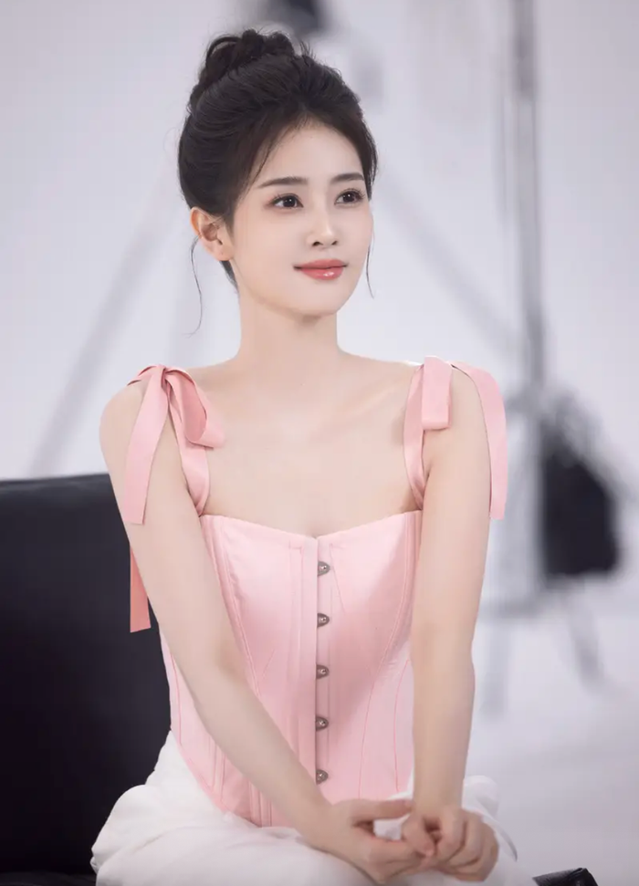Bạch Lộc diện áo hai dây điệu đà, búi gọn tóc khoe visual xinh đẹp. Ảnh: Sohu