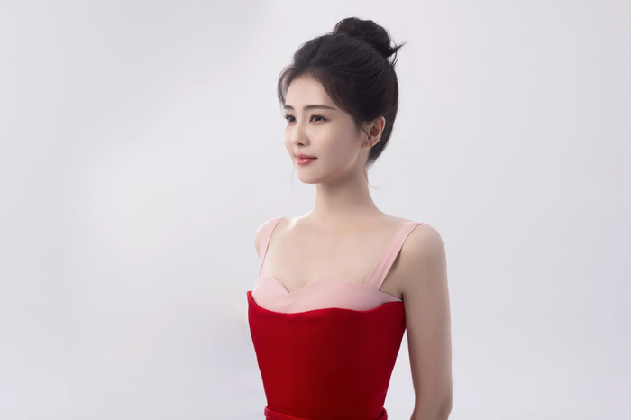 Bạch Lộc nở nụ cười dịu dàng trong lúc làm việc. Ảnh: Sohu