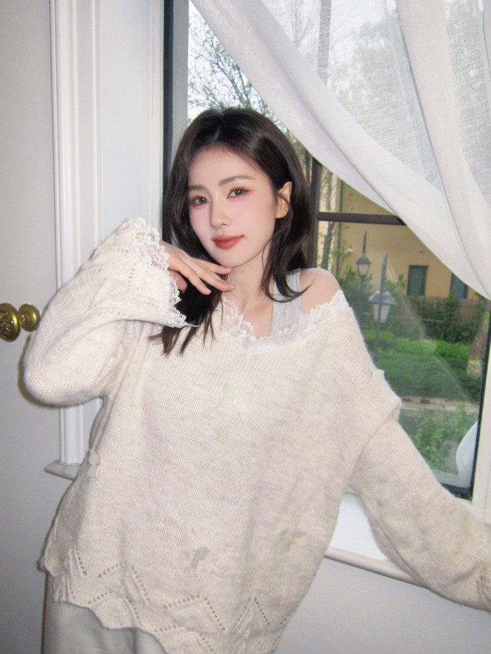 Bạch Lộc khá cởi mở khi chia sẻ đời tư, công việc lên mạng xã hội. Ảnh: Weibo