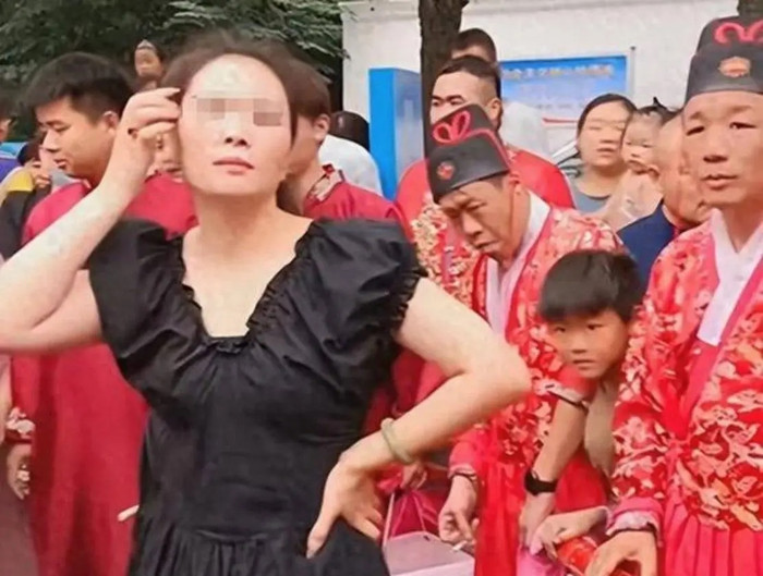 Hai người lạ xông vào đám cưới 'vòi tiền', cô dâu 'chết lặng' giữa ngày trọng đại Ảnh 2
