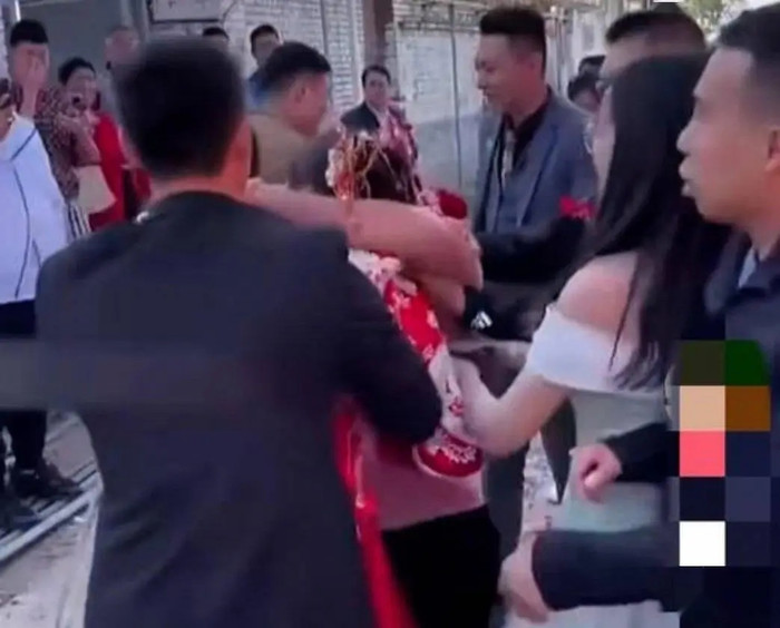 Hai người lạ xông vào đám cưới 'vòi tiền', cô dâu 'chết lặng' giữa ngày trọng đại Ảnh 3