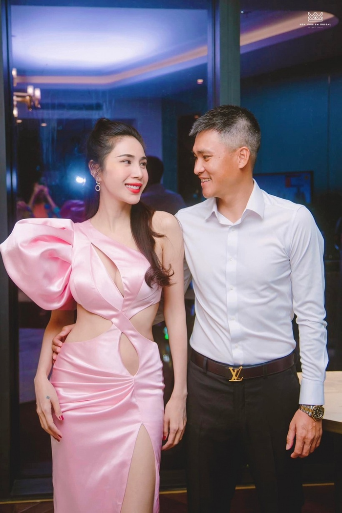 Ngoài được biết đến là vợ của Công Vinh, Thủy Tiên còn là một nghệ sĩ đa năng, vừa sáng tác, hát, đóng phim.