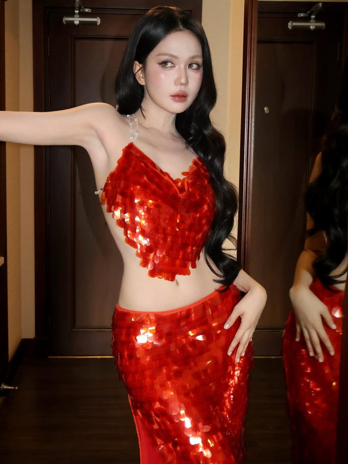 Bộ trang phục hở bạo đã tôn lên đường cong cơ thể quyến rũ của Ngọc Trinh. Ảnh: IGNV