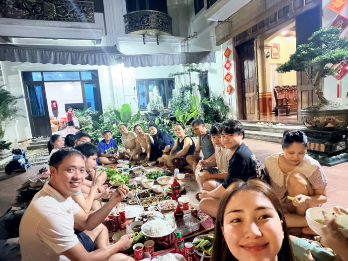 Hòa Minzy khoe khoảnh khắc đoàn viên trong ngày lễ.