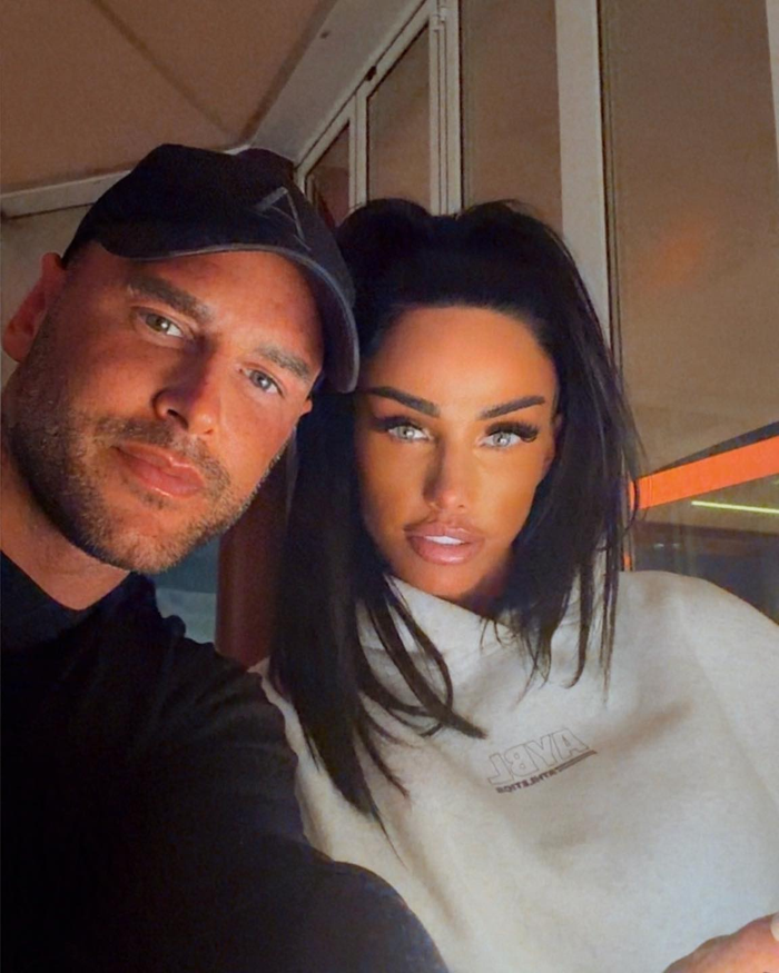 Người mẫu Katie Price và người chồng mới cưới Lee Andrews đang vướng rắc rối liên quan đến chi phí phẫu thuật thẩm mỹ.