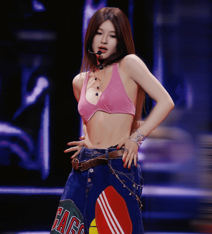 Triệu Lộ Tư diện áo croptop bé xíu khoe cơ thể nóng bỏng. Ảnh: Sohu