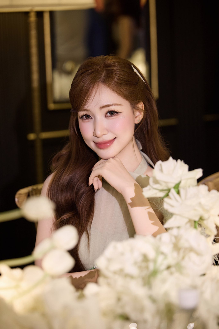 Tính cách cởi mở giúp Hòa Minzy nhận được tình cảm từ phía đồng nghiệp lẫn khán giả. Ảnh: FBNV