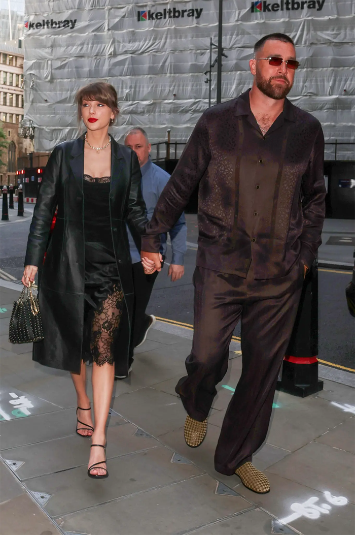 Travis Kelce xuất hiện lịch lãm, nắm chặt tay Taylor Swift.