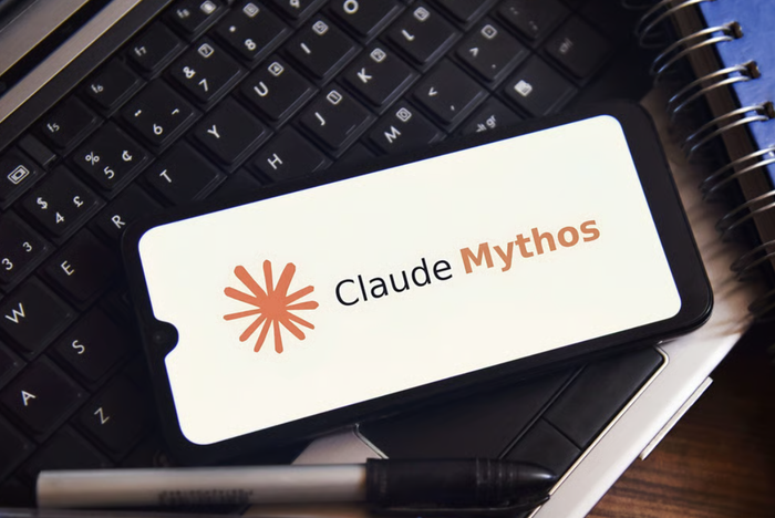 Logo của Claude Mythos được hiển thị trên màn hình điện thoại thông minh. Ảnh: Dreamstime/TNS