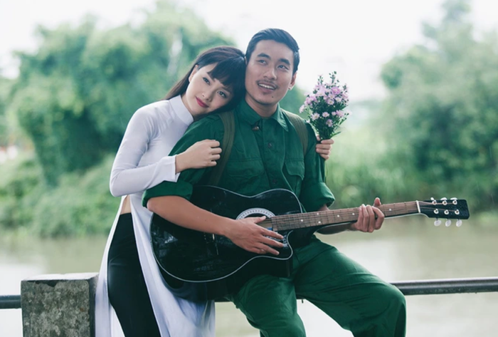 Sau khi cùng đóng phim truyền hình Những Nàng Bầu Hành Động, Lan Phương và Kiều Minh Tuấn cùng thực hiện một bộ ảnh mang chủ đề người lính và cô người yêu ở hậu phương.&nbsp;