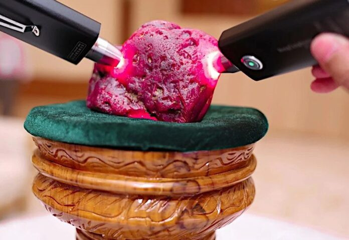 Myanmar phát hiện hồng ngọc khổng lồ hơn 11.000 cara gây chấn động thế giới Ảnh 3
