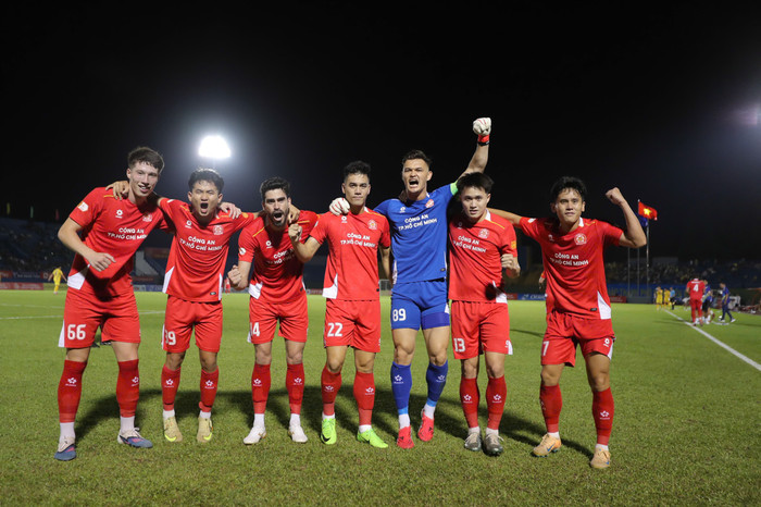 Tiến Linh đã có màn trở lại đầy ấn tượng khi ghi siêu phẩm giúp CA TP.HCM đánh bại SLNA 3-1. Ảnh: CLB