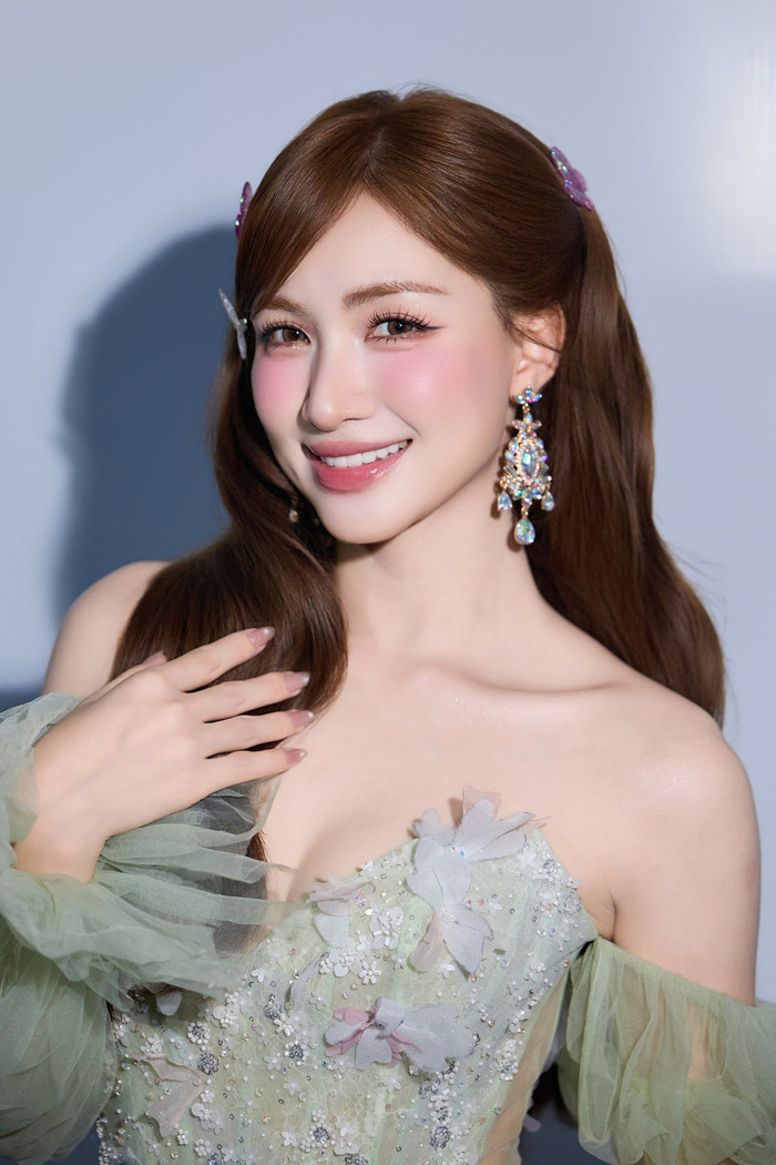 Hòa Minzy được khen trẻ trung, tươi tắn hơn khi công bố chuyện tình cảm. Ảnh: FBNV