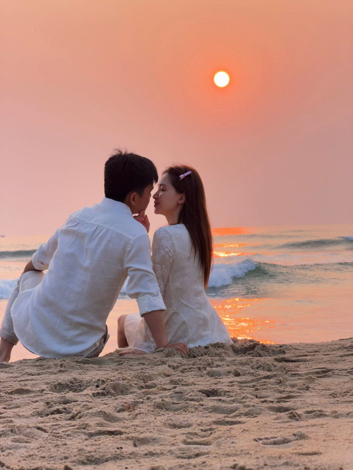 Hòa Minzy được chồng sắp cưới hết mực quan tâm, cưng chiều. Ảnh: FBNV