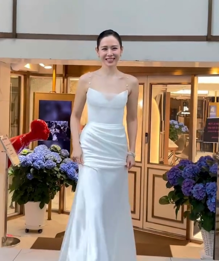 Son Ye Jin liên tục tạo dáng và rạng rỡ cười trước ống kính.