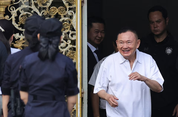Cựu Thủ tướng Thái Lan Thaksin Shinawatra phản ứng sau khi được phóng thích có điều kiện sau khi chấp hành 8 tháng trong bản án 1 năm tại Nhà tù Trung tâm Klong Prem, Bangkok, Thái Lan, ngày 11 tháng 5 năm 2026. (Ảnh: REUTERS)&nbsp;