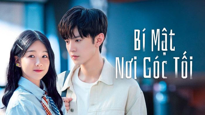 Tác phẩm mang màu sắc thanh xuân học đường quen thuộc nhưng vẫn tạo được sức hút riêng nhờ chemistry tự nhiên giữa Chu Tư Việt và Đinh Tiễn. Từ những lần cãi vã của đôi bạn cùng bàn đến hành trình trưởng thành bên nhau, phim tái hiện cảm giác rung động tuổi trẻ rất gần gũi. Điểm khiến nhiều khán giả muốn xem lại nằm ở không khí học đường trong trẻo, những khoảnh khắc vụng về của tình đầu và thông điệp tích cực về sự đồng hành trong quá trình trưởng thành.