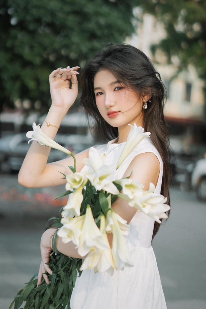 Trước người mẫu Nàng Mơ, nhiều người đẹp, hoa - á hậu cũng lựa chọn lấn sân sang phim ảnh.