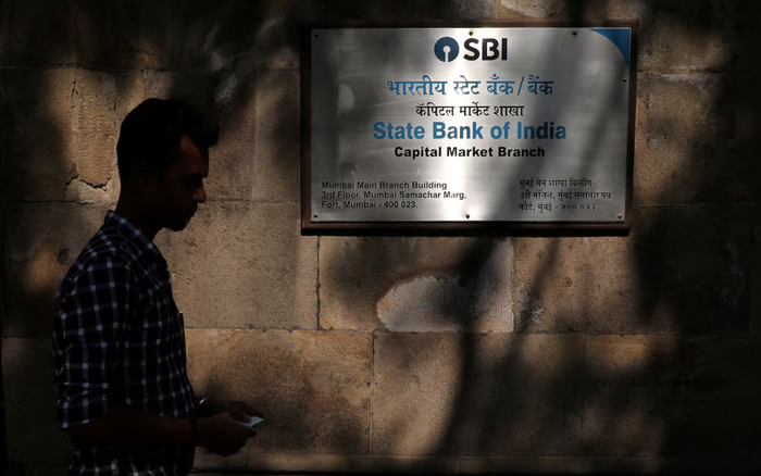 Bảng hiệu được trưng bày tại trụ sở chính của Ngân hàng Nhà nước Ấn Độ (SBI) ở Mumbai, Ấn Độ. Ảnh: REUTERS