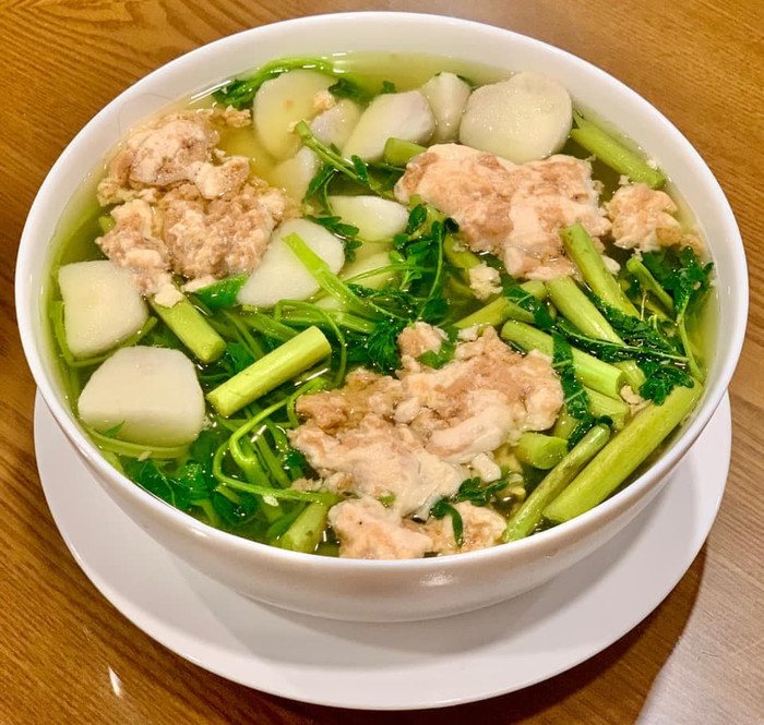 Món canh cua rau rút.