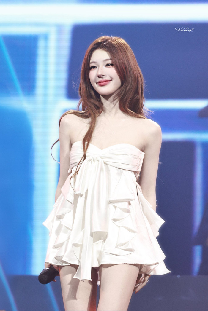Triệu Lộ Tư 'thử &nbsp;sức' với nhiều phong cách thời trang trong đêm nhạc vừa qua. Ảnh: Fansite