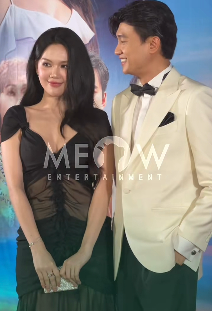 Quốc Trường cười tươi rói khi Ngọc Trinh đến ủng hộ. Ảnh: meowentertainmentvn