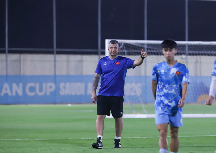 HLV Cristiano Roland đã có những chia sẻ đầy thẳng thắn với U17 Việt Nam trước trận đấu quyết định gặp UAE tại giải U17 châu Á 2026. Ảnh: VFF