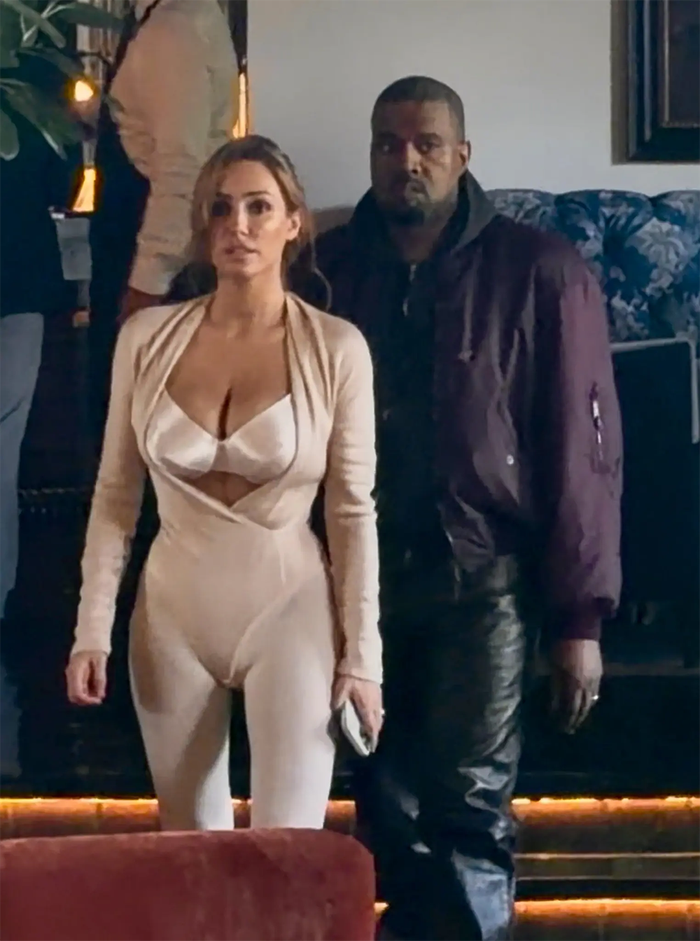 Đây không phải lần đầu Bianca Censori diện bodysuit hoặc monokini kết hợp legging.