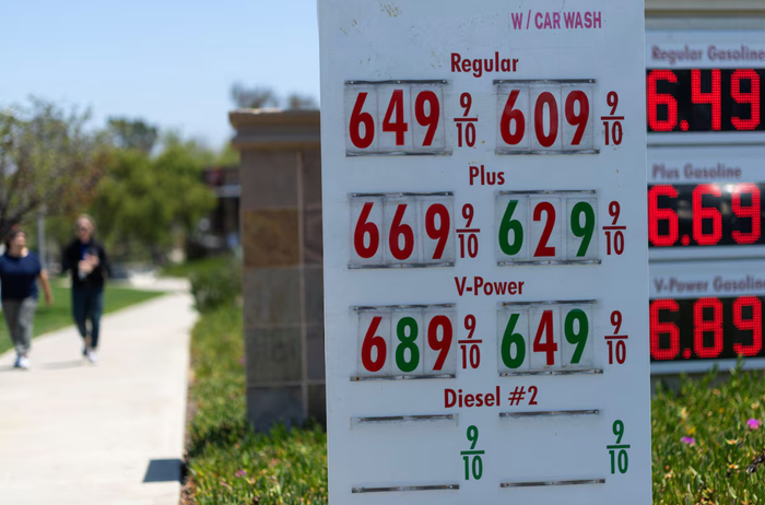 Giá xăng hiện tại được hiển thị tại một trạm xăng ở Encinitas, California, Hoa Kỳ (Ảnh: Reuters).