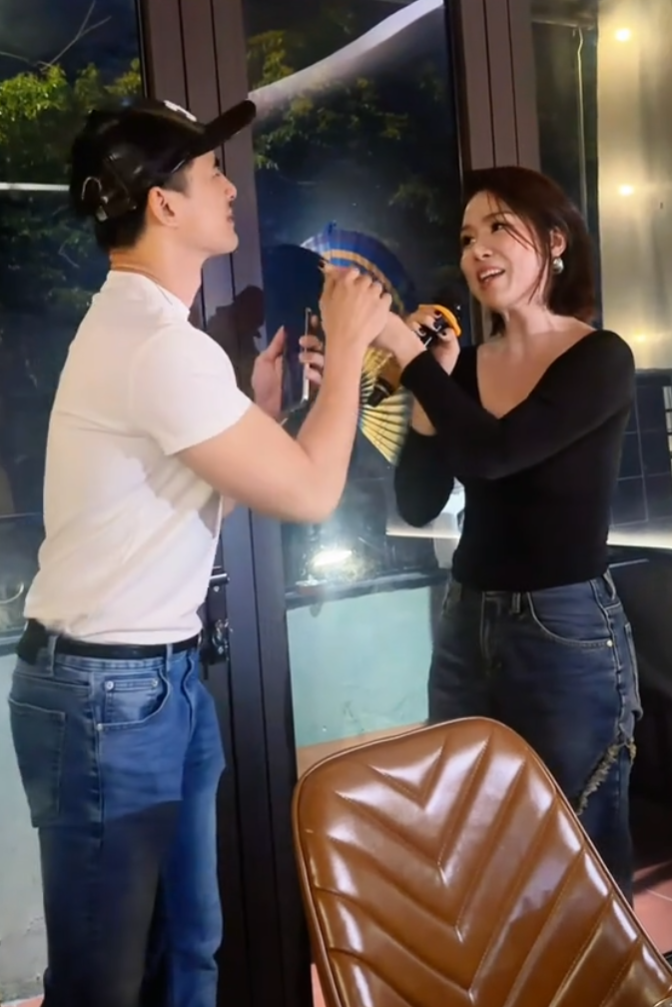Lê Phương và Lương Thế Thành tình tứ hát karaoke gây 'dậy sóng' Ảnh 4
